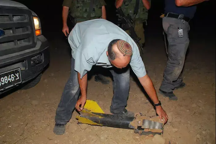 רקטת קסאם שהתפוצצה במועצה האזורית שער הנגב, יולי 2011 (שי מכלוף) רקטת קסאם שהתפוצצה במועצה האזורית שער הנגב, יולי 2011 (שי מכלוף)