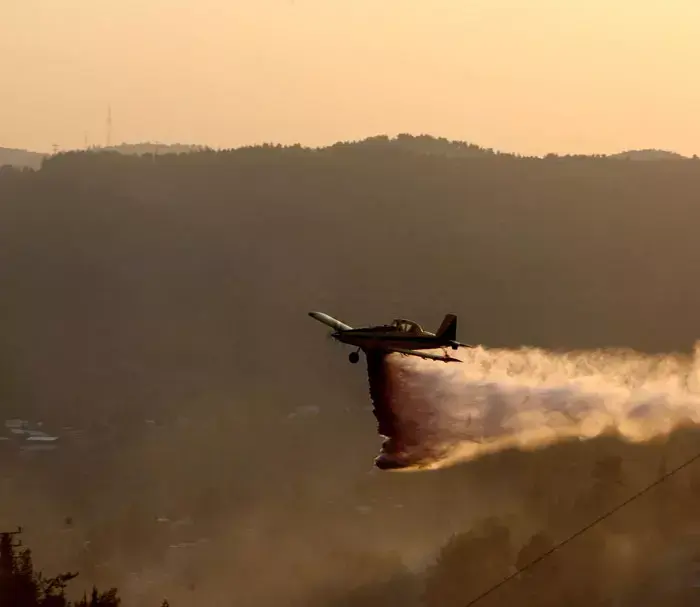 שריפה בירושלים, מטוסי טייסת הכיבוי מפזרים חומר כיבוי מעל יער ירושלים, בסמוך לשכונת הר נוף ויפה נוף , יולי 2011 (לשכת העיתונות הממשלתית , אבי אוחיון) שריפה בירושלים, מטוסי טייסת הכיבוי מפזרים חומר כיבוי מעל יער ירושלים, בסמוך לשכונת הר נוף ויפה נוף , יולי 2011 (לשכת העיתונות הממשלתית , אבי אוחיון)