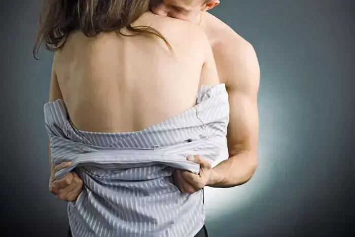 גבר ואישה מתחבקים (ShutterStock , Refat) גבר ואישה מתחבקים (ShutterStock , Refat)
