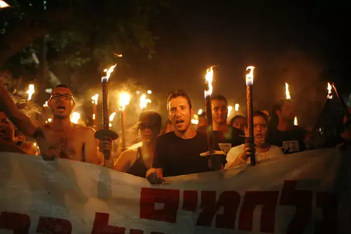 צעדת לפידים במסגרת מאבק הדיור, תל אביב 21.7.2011 יולי 2011 (מגד גוזני) צעדת לפידים במסגרת מאבק הדיור, תל אביב 21.7.2011 יולי 2011 (מגד גוזני)