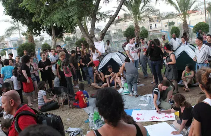 מאהל המחאה בגינת לוינסקי תל אביב, יולי 2011 (קובי אליהו) מאהל המחאה בגינת לוינסקי תל אביב, יולי 2011 (קובי אליהו)