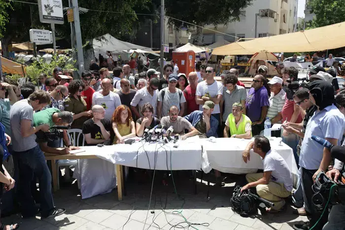 מסיבת עיתונאים בשדות רוטשילד תל אביב על פתרון שביב הציע על מחאת הדיור, יולי 2011 (שי אוקנין) מסיבת עיתונאים בשדות רוטשילד תל אביב על פתרון שביב הציע על מחאת הדיור, יולי 2011 (שי אוקנין)