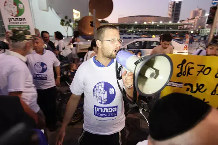 הפגנה של מתנחלים מול מחאת הדיור ברוטשילד תל אביב, יולי 2011 (שי אוקנין) הפגנה של מתנחלים מול מחאת הדיור ברוטשילד תל אביב, יולי 2011 (שי אוקנין)