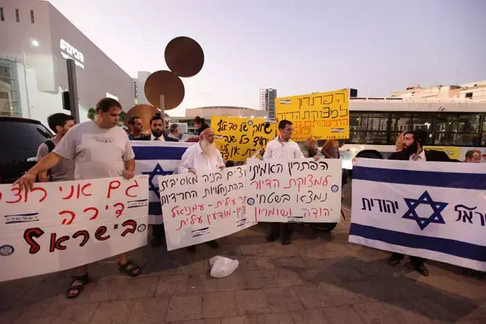 הפגנה של מתנחלים מול מחאת הדיור ברוטשילד תל אביב, יולי 2011 (שי אוקנין) הפגנה של מתנחלים מול מחאת הדיור ברוטשילד תל אביב, יולי 2011 (שי אוקנין)