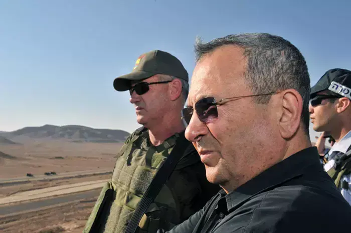 שר הביטחון אהוד ברק יחד עם אלוף פיקוד דרום טל רוסו והרמטכ"ל בני גנץ באזור הפיגוע בדרום, אוגוסט 2011 (משרד הביטחון , אריאל חרמוני) שר הביטחון אהוד ברק יחד עם אלוף פיקוד דרום טל רוסו והרמטכ"ל בני גנץ באזור הפיגוע בדרום, אוגוסט 2011 (משרד הביטחון , אריאל חרמוני)