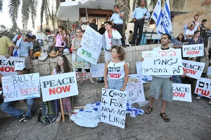 הפגנה של תנועת שלום עכשיו מול ארוע שארגן מגיש הטלוויזיה גלן בק בירושלים, אוגוסט 2011 (עומר מירון) הפגנה של תנועת שלום עכשיו מול ארוע שארגן מגיש הטלוויזיה גלן בק בירושלים, אוגוסט 2011 (עומר מירון)