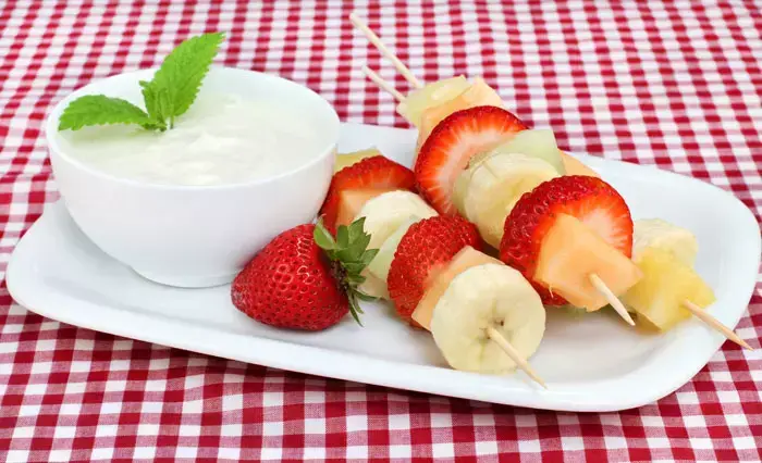 יוגורט עם שיפודי פירות (ShutterStock , RoJo Images) יוגורט עם שיפודי פירות (ShutterStock , RoJo Images)