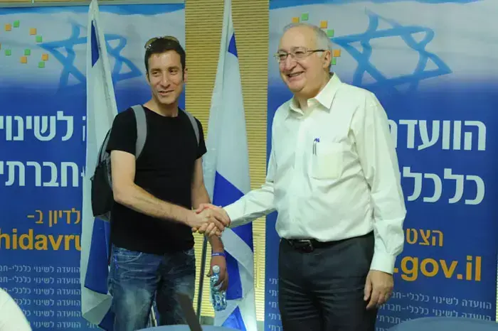איציק שמולי יושב ראש התאחדות הסטודנטים בדיון בועדת טרכטנברג, ספטמבר 2011 (עומר מירון) איציק שמולי יושב ראש התאחדות הסטודנטים בדיון בועדת טרכטנברג, ספטמבר 2011 (עומר מירון)