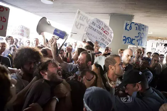 הפגנה מול בניין עיריית תל אביב במחאה על פינוי המאהלים בתל אביב, ספטמבר 2011 (דרור עינב) הפגנה מול בניין עיריית תל אביב במחאה על פינוי המאהלים בתל אביב, ספטמבר 2011 (דרור עינב)