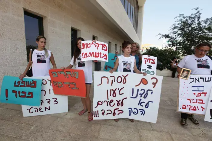 גזר דין לשלומי מזרחי - מואשם בהריגת חי בן שמעון במהלך קטטה במועדון, ספטמבר 2011 (שי אוקנין) גזר דין לשלומי מזרחי - מואשם בהריגת חי בן שמעון במהלך קטטה במועדון, ספטמבר 2011 (שי אוקנין)