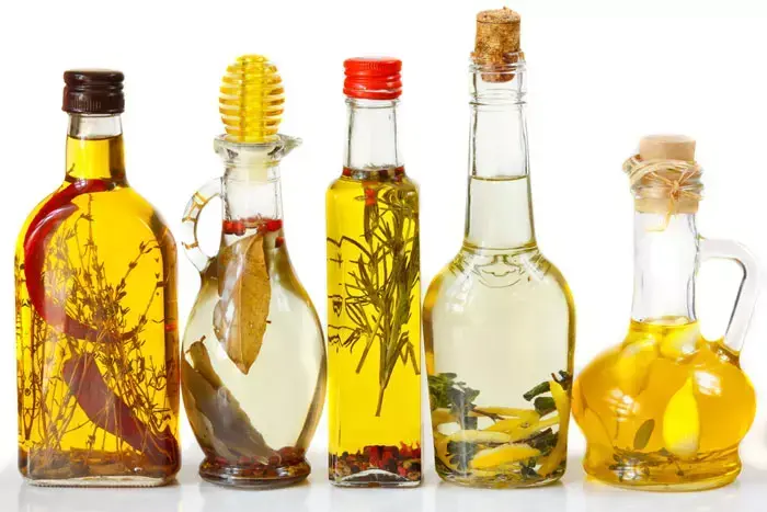 שמן זית עם תבלינים בהכנה ביתית (ShutterStock) שמן זית עם תבלינים בהכנה ביתית (ShutterStock)