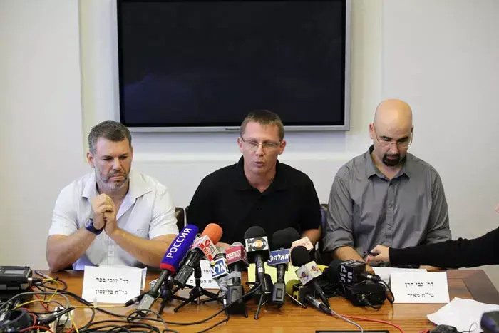המתמחים במסיבת עיתונאים ברוטשילד תל אביב, אוקטובר 2011 (שי אוקנין) המתמחים במסיבת עיתונאים ברוטשילד תל אביב, אוקטובר 2011 (שי אוקנין)