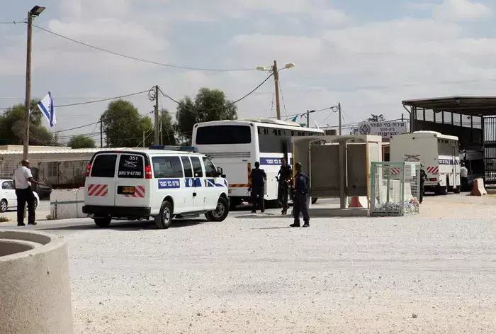 אסירים המשוחררים במסגרת עסקת שליט מובלים לכלא קציעות, אוקטובר 2011 (אלברטו דנקברג) אסירים המשוחררים במסגרת עסקת שליט מובלים לכלא קציעות, אוקטובר 2011 (אלברטו דנקברג)