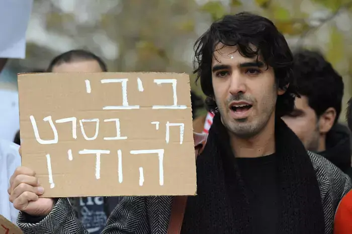 הפגנה של סטודנטים לרפואה מחוץ למשרד ראש הממשלה, נובמבר 2011 (עומר מירון) הפגנה של סטודנטים לרפואה מחוץ למשרד ראש הממשלה, נובמבר 2011 (עומר מירון)