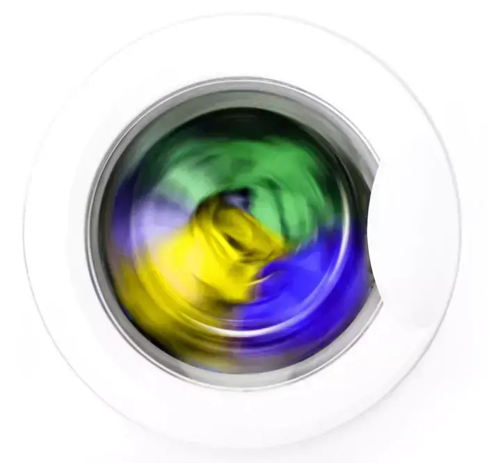 פתח מכונת כביסה עם עביסה בשלב סחיטה (ShutterStock , Olaru Radian-Alexandru)