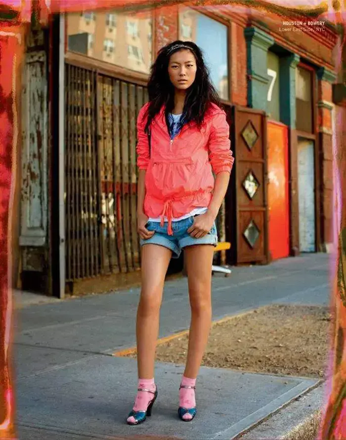 לו וואן בקמפיין DKNY, אביב/קיץ 2009 (יח"צ , Scott Schuman) לו וואן בקמפיין DKNY, אביב/קיץ 2009 (יח"צ , Scott Schuman)