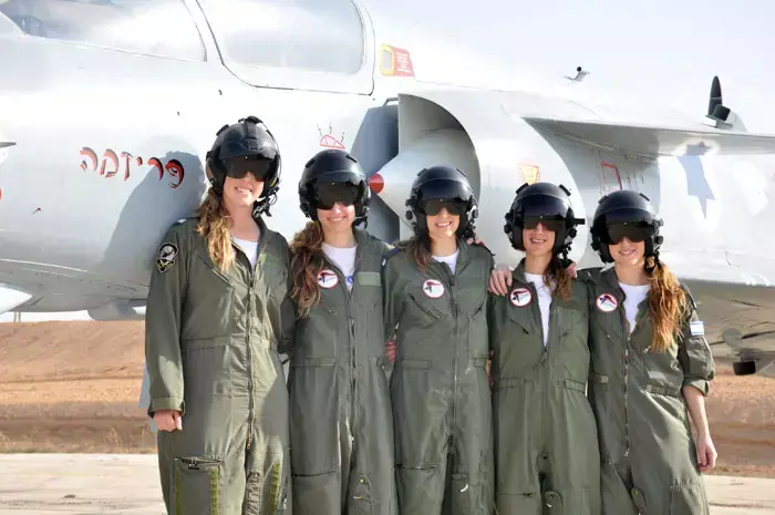 חמש בנות מסיימות קרוס טיס, דצמבר 2011 (דובר צה"ל) חמש בנות מסיימות קרוס טיס, דצמבר 2011 (דובר צה"ל)