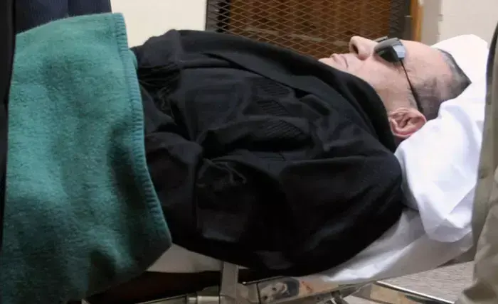 נשיא מצרים המודח חוסני מובארק מוכנס לעוד דיון במשפטו, 5 בינואר 2012 (רויטרס) נשיא מצרים המודח חוסני מובארק מוכנס לעוד דיון במשפטו, 5 בינואר 2012 (רויטרס)