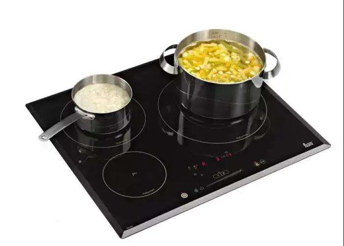 משטח כיריים אינדוקציה עם שני סירים של חברת Teka (יח"צ)