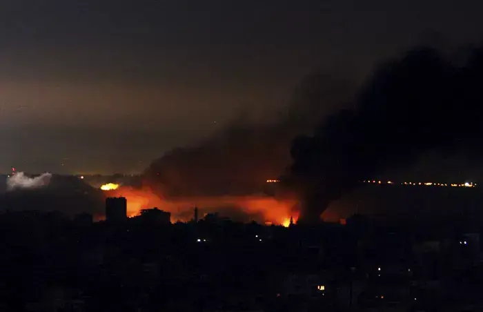 עשן מיתמר מאזור רפיח אחרי תקיפה צה"ל ברצועת עזה (AP) עשן מיתמר מאזור רפיח אחרי תקיפה צה"ל ברצועת עזה (AP)