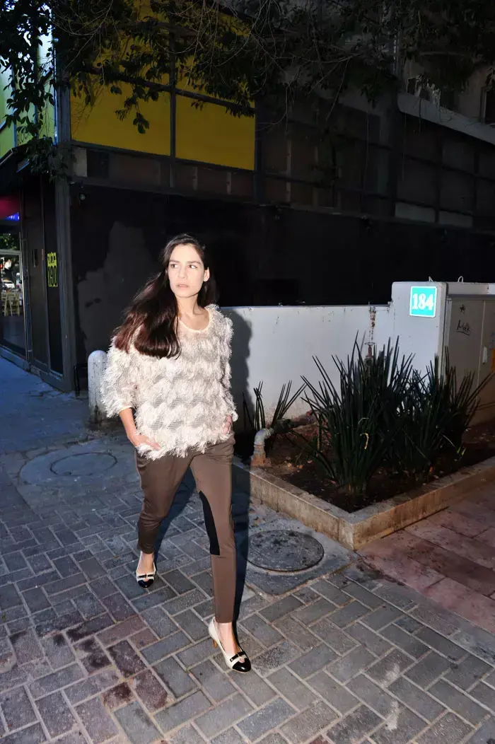 נטע גרטי לובשת קאלה (נמרוד סונדרס) נטע גרטי לובשת קאלה (נמרוד סונדרס)