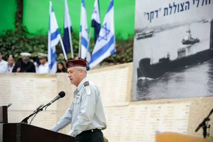 הרמטכ"ל בני גנץ, בטקס האזכרה הממלכתי לחללי הצוללת אח"י 'דקר, ינואר 2012 (דובר צה"ל) הרמטכ"ל בני גנץ, בטקס האזכרה הממלכתי לחללי הצוללת אח"י 'דקר, ינואר 2012 (דובר צה"ל)