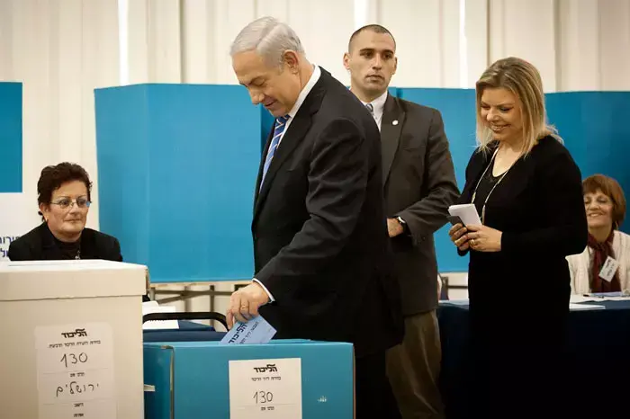 ביבי ביום הפריימריז, מצביע בבנייני האומה, ינואר 2012 (עומר מירון) ביבי ביום הפריימריז, מצביע בבנייני האומה, ינואר 2012 (עומר מירון)