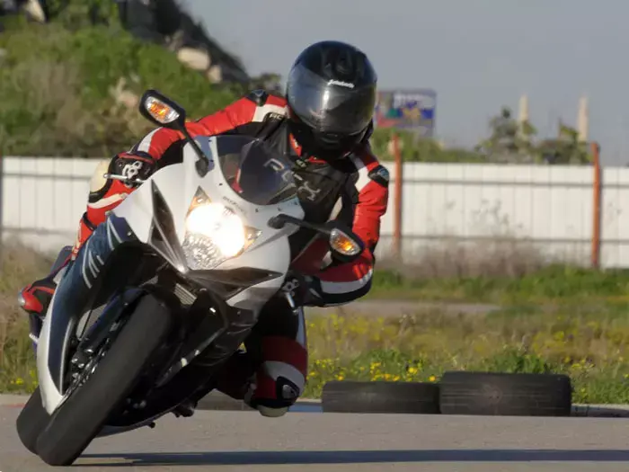 מבחן סוזוקי GSX-R600 (ספק 500 , הדס לוי) מבחן סוזוקי GSX-R600 (ספק 500 , הדס לוי)