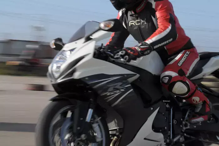 מבחן סוזוקי GSX-R600 (ספק 500 , הדס לוי) מבחן סוזוקי GSX-R600 (ספק 500 , הדס לוי)