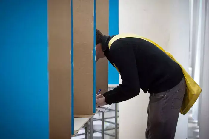 בנימין נתניהו ביום הפריימריז, מצביע בבנייני האומה, ינואר 2012 (עומר מירון) בנימין נתניהו ביום הפריימריז, מצביע בבנייני האומה, ינואר 2012 (עומר מירון)