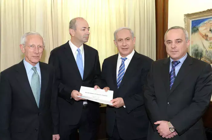 רה"מ בנימין נתניהו עם ועדת הריכוזיות במשק, פברואר 2012 (לשכת העיתונות הממשלתית , משה מילנר) רה"מ בנימין נתניהו עם ועדת הריכוזיות במשק, פברואר 2012 (לשכת העיתונות הממשלתית , משה מילנר)