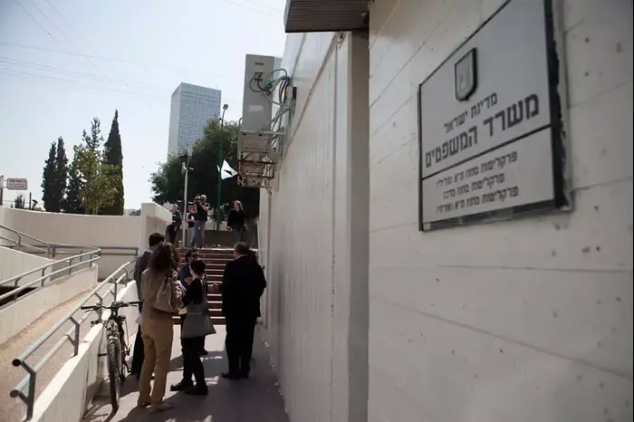 פגישה של משפחות קורבנות תאונת הרכבת בבית יהושוע עם פרקליטות מרכז ,מרץ 2012 (דרור עינב) פגישה של משפחות קורבנות תאונת הרכבת בבית יהושוע עם פרקליטות מרכז ,מרץ 2012 (דרור עינב)