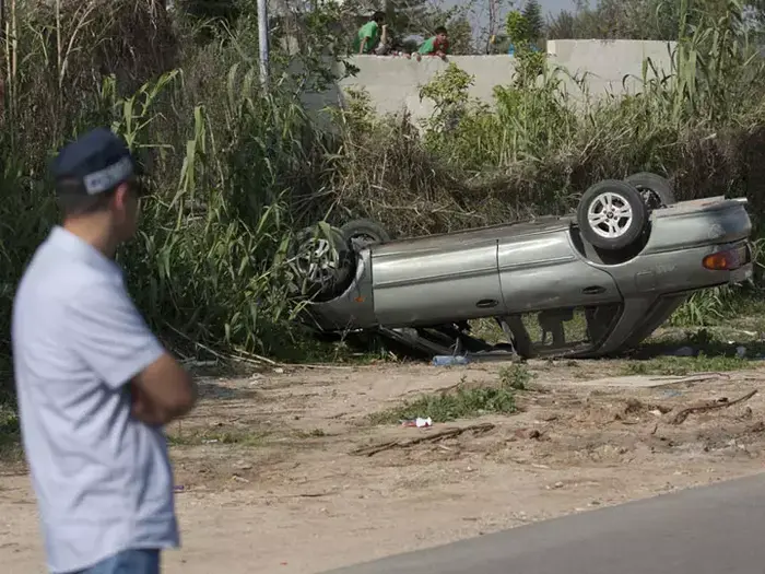 רכב הפוך באירוע ירי בעיר לוד, שני צעירים פצועים, מרץ 2012 (דרור עינב) רכב הפוך באירוע ירי בעיר לוד, שני צעירים פצועים, מרץ 2012 (דרור עינב)