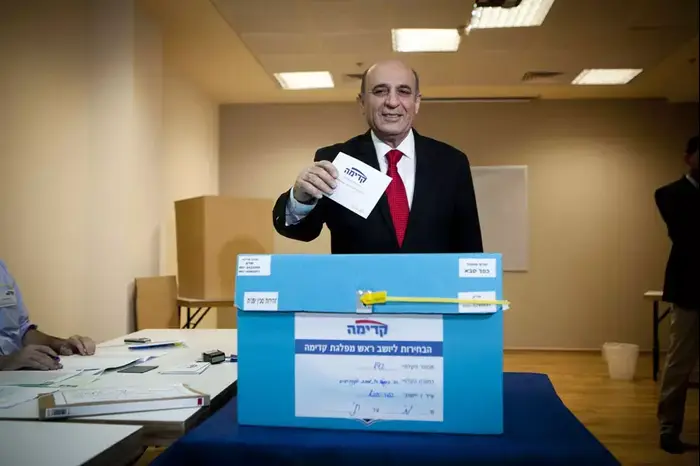 מופז הצביע: "אנצח בבחירות ואחליף את נתניהו" (קובי אליהו) מופז הצביע: "אנצח בבחירות ואחליף את נתניהו" (קובי אליהו)