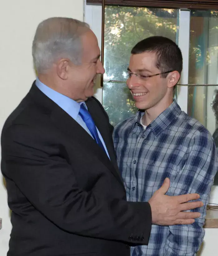 גלעד שליט נפגש עם נתניהו: "תודה שהחזרת אותי" (לשכת העיתונות הממשלתית)