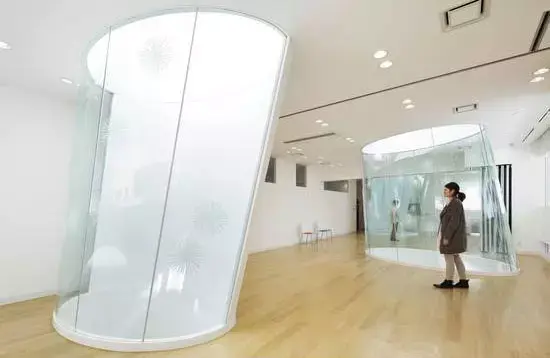 סניף בנק "סוגאמו שינקין" בשימורה, יפן, בעיצוב האדריכלית עמנואל מורו (בנין ודיור)