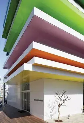 סניף בנק "סוגאמו שינקין" בשימורה, יפן, בעיצוב האדריכלית עמנואל מורו (בנין ודיור)