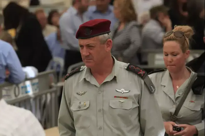 בני גנץ בהלוויה של בן ציון נתניהו אביו של ראש הממשלה, בנימין נתניהו, אפריל 2012 (מגד גוזני) בני גנץ בהלוויה של בן ציון נתניהו אביו של ראש הממשלה, בנימין נתניהו, אפריל 2012 (מגד גוזני)