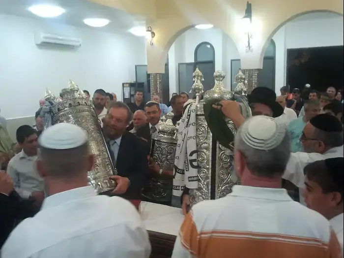 השר הרשקוביץ חונך בית כנסת עם משפחת אטיאס לפני שיצאו לנסיעה הקטלנית (ספק 500 , אשר ליטבק) השר הרשקוביץ חונך בית כנסת עם משפחת אטיאס לפני שיצאו לנסיעה הקטלנית (ספק 500 , אשר ליטבק)