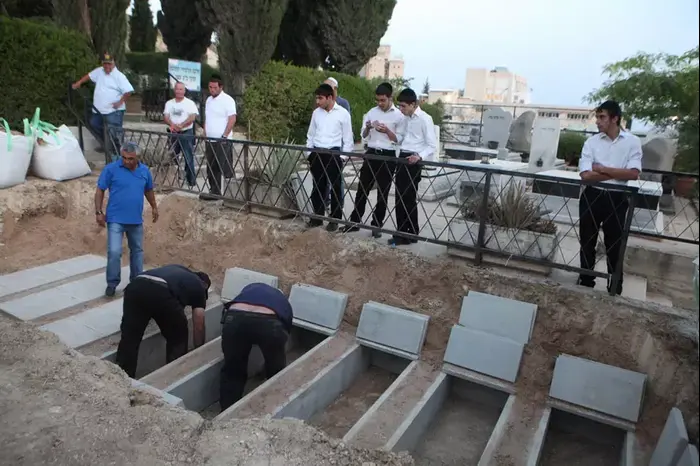 הקברים של משפחת אטיאס אשר נהרגה בתאונת דרכים בטבריה, מאי 2012 (יותם רונן) הקברים של משפחת אטיאס אשר נהרגה בתאונת דרכים בטבריה, מאי 2012 (יותם רונן)