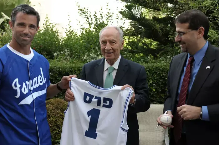 מאמן נבחרת ישראל בייסבול בראד אוסמוס עם נשיא המדינה שמעון פרס שגריר ארצות הברית דן שפירו (לשכת העיתונות הממשלתית , קובי גדעון) מאמן נבחרת ישראל בייסבול בראד אוסמוס עם נשיא המדינה שמעון פרס שגריר ארצות הברית דן שפירו (לשכת העיתונות הממשלתית , קובי גדעון)