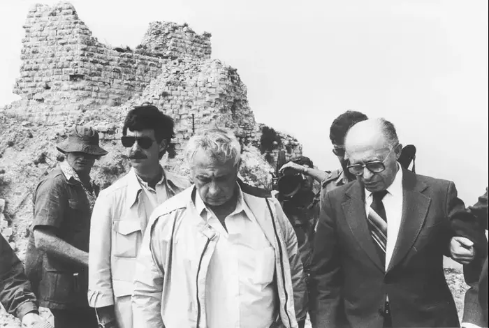 אריאל שרון ומנחם בגין מבקרים במוצב בופור לאחר כיבושו במלחמת שלום הגליל, יוני 2012 (יח"צ , ארכיון צה"ל ומערכת הביטחון) אריאל שרון ומנחם בגין מבקרים במוצב בופור לאחר כיבושו במלחמת שלום הגליל, יוני 2012 (יח"צ , ארכיון צה"ל ומערכת הביטחון)