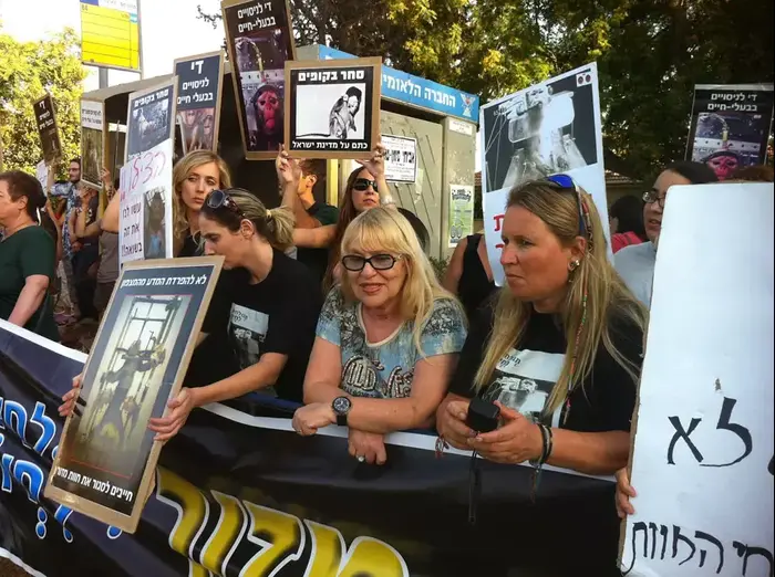 יעל ארקין ואתי אלטמן, הפגנה מול חוות מזור (ספק 500 , ליהי שורש) יעל ארקין ואתי אלטמן, הפגנה מול חוות מזור (ספק 500 , ליהי שורש)
