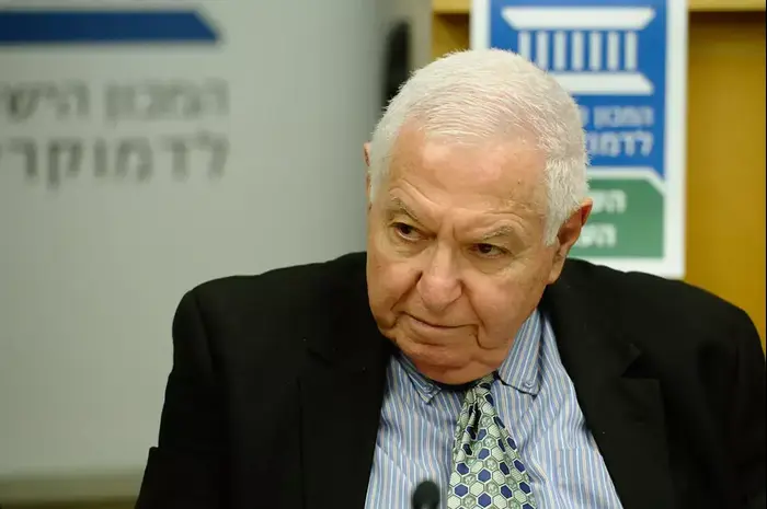 מיכה לינדנשטראוס בשולחן עגול, יוני 2012 (עומר מירון) מיכה לינדנשטראוס בשולחן עגול, יוני 2012 (עומר מירון)