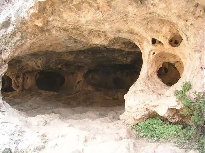 מערת חלילים (רשות הטבע והגנים , נעמה נווה) מערת חלילים (רשות הטבע והגנים , נעמה נווה)