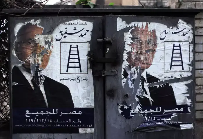 שלטים של אחמד שפיק, המועמד החילוני לנשיאות מצרים. 18 ביוני, 2012 (AP) שלטים של אחמד שפיק, המועמד החילוני לנשיאות מצרים. 18 ביוני, 2012 (AP)