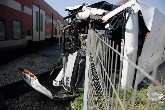 רכבת התנגשה באוטובוס סמוך לניצנים, עשרה נפצעו קל (דייב בוימוביץ') רכבת התנגשה באוטובוס סמוך לניצנים, עשרה נפצעו קל (דייב בוימוביץ')