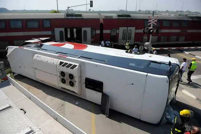 רכבת התנגשה באוטובוס סמוך לניצנים, עשרה נפצעו קל (דייב בוימוביץ') רכבת התנגשה באוטובוס סמוך לניצנים, עשרה נפצעו קל (דייב בוימוביץ')