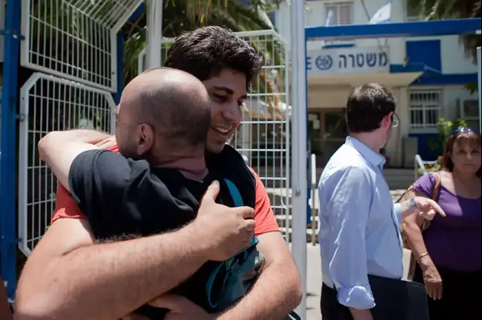 העצורים אשר נעצרו אמש במחאה החברתית השתחררו ממעצר בגלילות, יוני 2012 (דרור עינב) העצורים אשר נעצרו אמש במחאה החברתית השתחררו ממעצר בגלילות, יוני 2012 (דרור עינב)