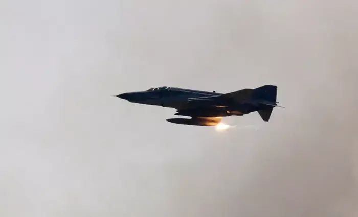 מטוס פנטום (F-4) של צבא טורקיה באימון בשמי העיר איזמיר, מאי 2010 (רויטרס) מטוס פנטום (F-4) של צבא טורקיה באימון בשמי העיר איזמיר, מאי 2010 (רויטרס)